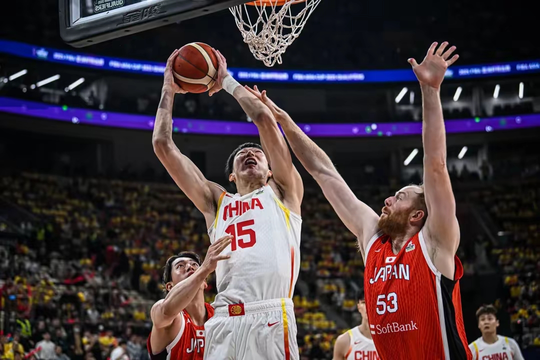 开云官网-惊心动魄的篮球比赛：一触即发的较量