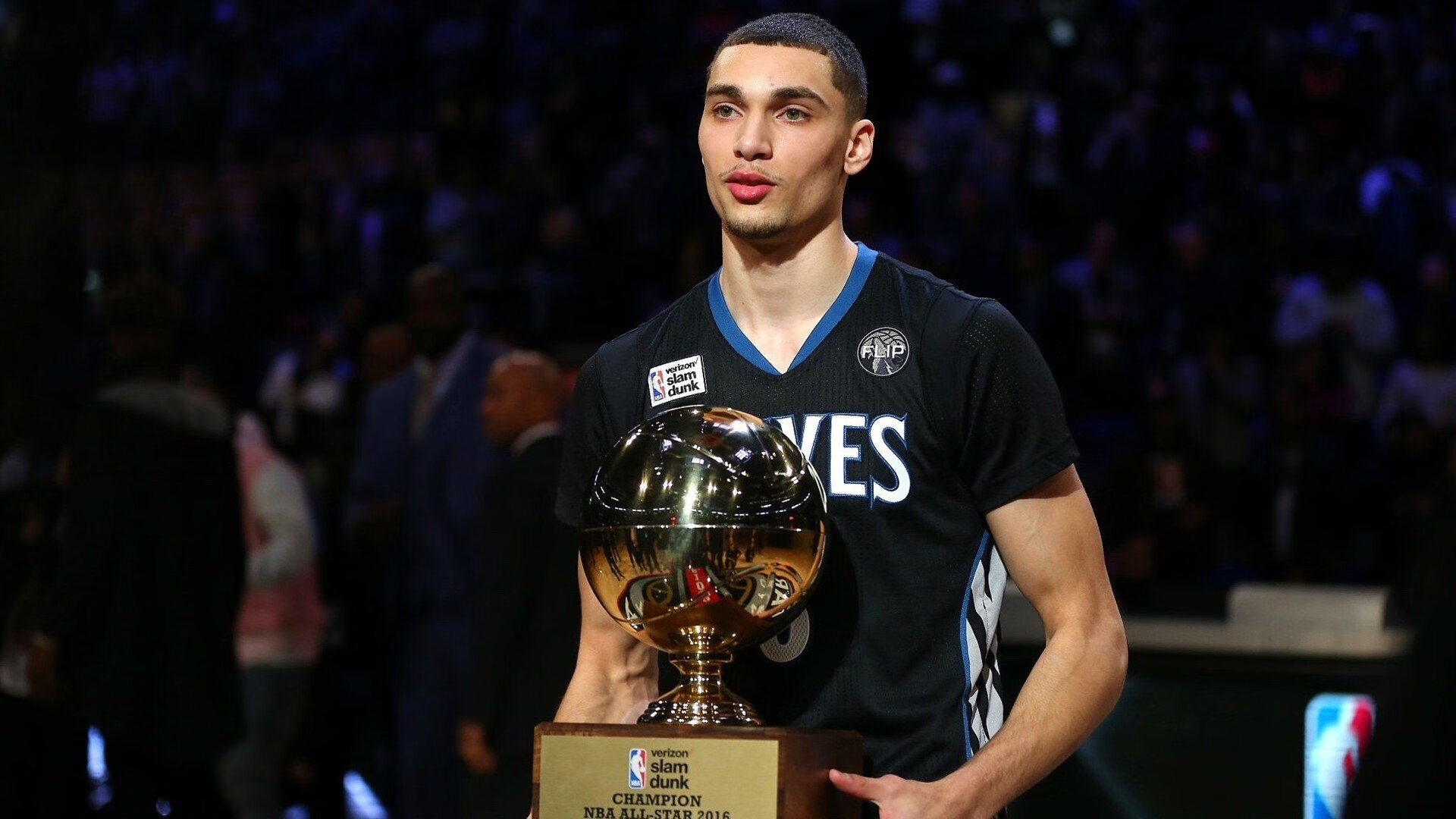 夜色中的命运齿轮，F1年度争冠之夜，福克斯如何以轮胎为笔改写历史